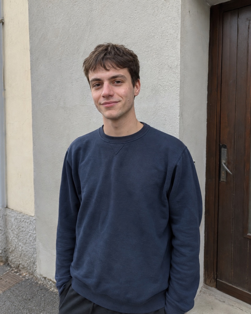 Portrait illustratif de Noé, jeune développeur en sweat bleu devant un mur clair